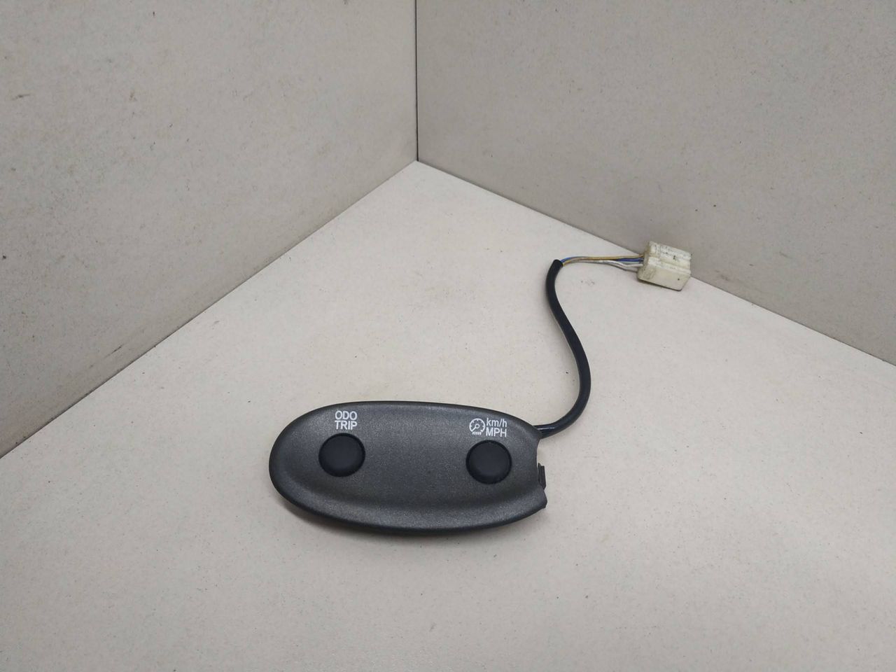 кнопка (выключатель) Toyota Yaris P1 2002 - фото №1