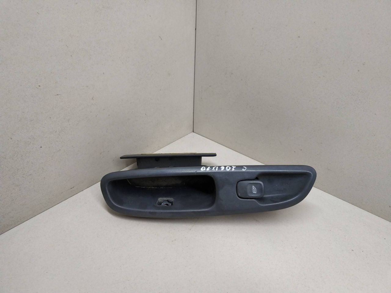 кнопка стеклоподъемника двери задней Volvo V70 2 поколение 2002, 2.4 л., D 5244 T, дизель, МКПП, серебристый, универсал, передний привод, 31295164, 31295247 - фото №1