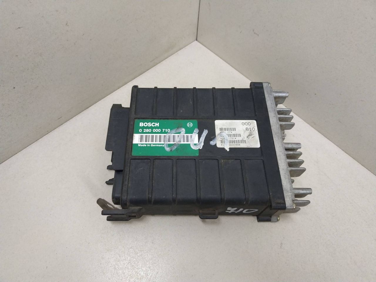 блок управления двигателем Volkswagen Passat B2 1987, 1.8 л., бензин, BOSCH, 0280000710 - фото №1