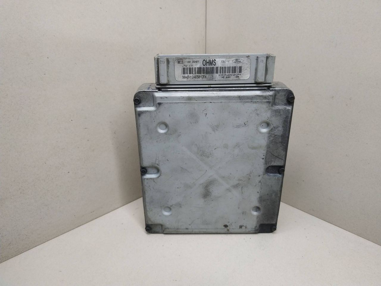 блок управления двигателем Ford Focus 1 поколение 1998, 1.8 л., бензин, 98AB-12A650-CFH, OHMS - фото №1