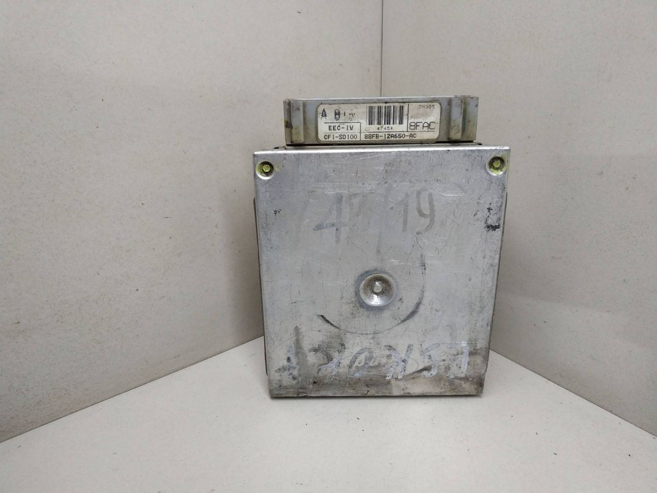 блок управления двигателем Ford Fiesta 2 поколение 1988, 1.1 л., бензин, 88FB-12A650-AC, 8FAC - фото №1
