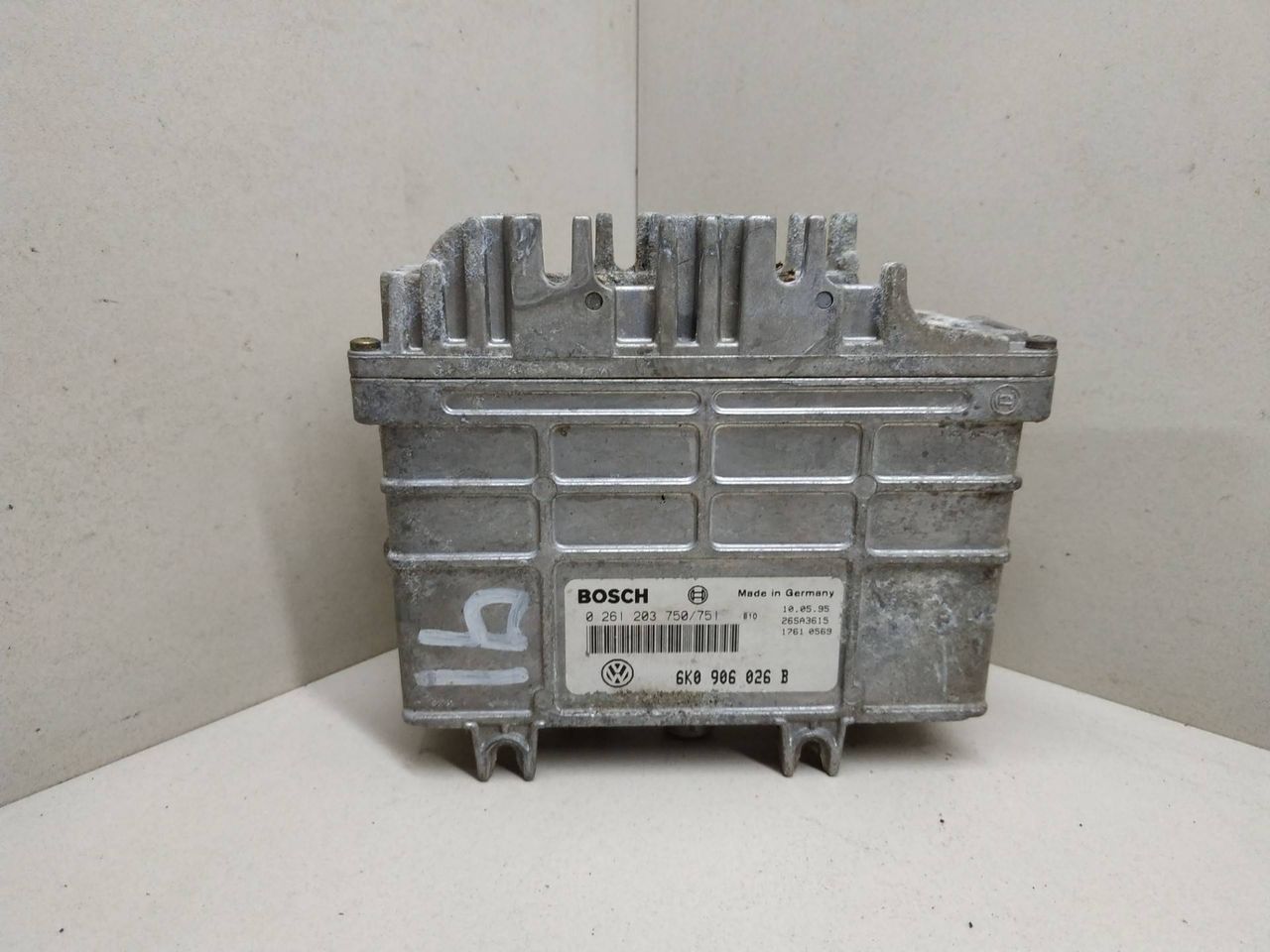 блок управления двигателем SEAT Ibiza 2 поколение 1996, 1.4 л., бензин, BOSCH, 6K0906026B, 0261203750751 - фото №1