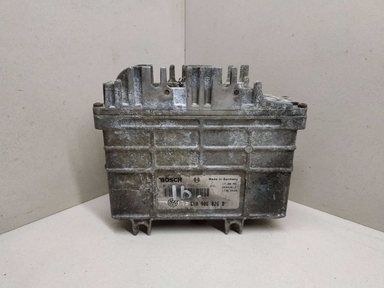 блок управления двигателем SEAT Ibiza 2 поколение 1996, 1.4 л., бензин, BOSCH, 6K0906026B, 0261203750751 - фото №1