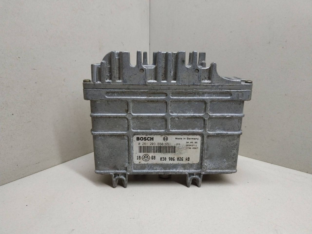 блок управления двигателем Volkswagen Golf 3 поколение 1995, 1.4 л., бензин, BOSCH, 030906026AB, 0261203650651 - фото №1