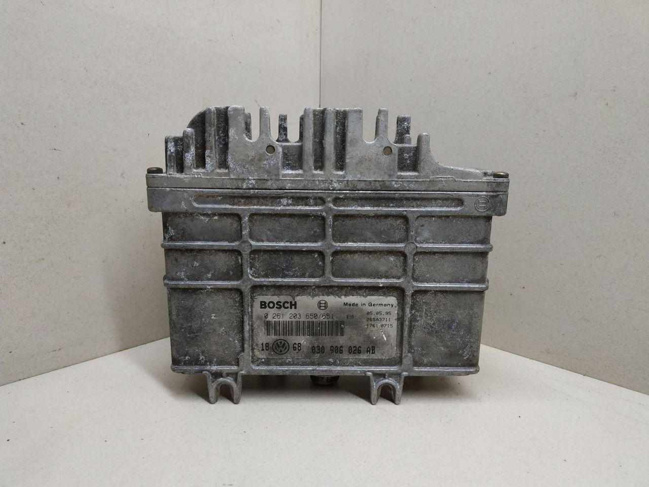 блок управления двигателем Volkswagen Golf 3 поколение 1995, 1.4 л., бензин, BOSCH, 030906026AB, 0261203650651 - фото №1