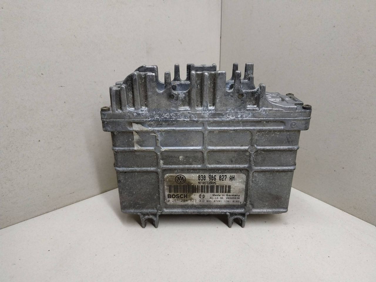 блок управления двигателем Volkswagen Golf 3 поколение 1997, 1.4 л., бензин, BOSCH, 030906027AH, 0261204823 - фото №1