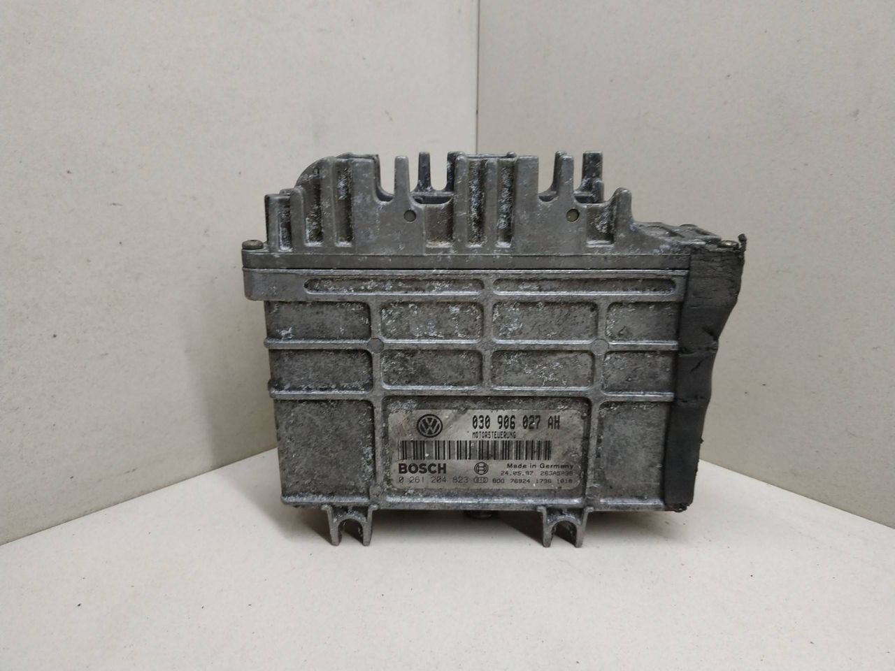 блок управления двигателем Volkswagen Golf 3 поколение 1997, 1.4 л., бензин, BOSCH, 030906027AH, 0261204823 - фото №1