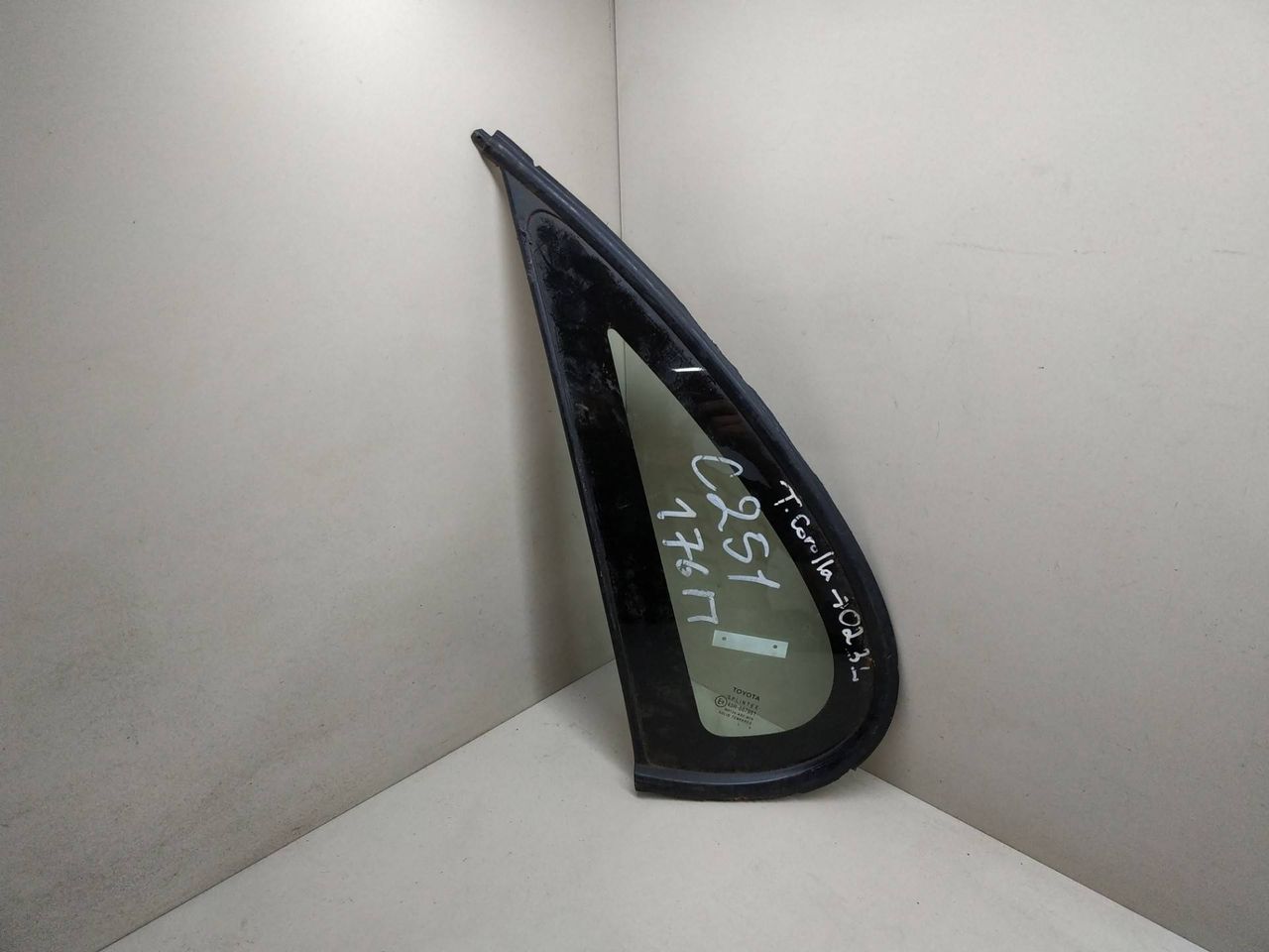 стекло кузовное боковое левое Toyota Corolla 8 поколение (E110) 1999, хетчбэк 5 дв. - фото №1