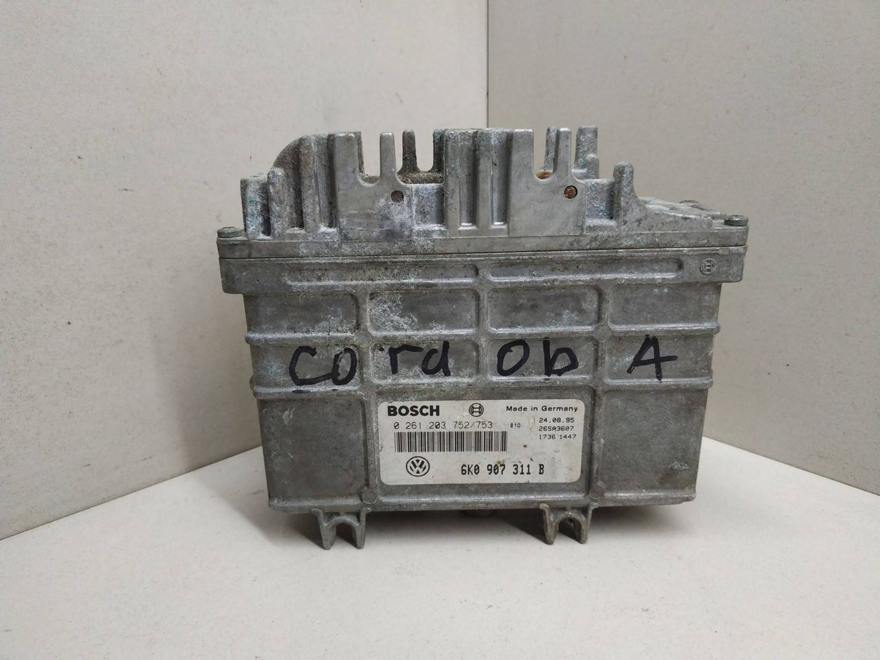 блок управления двигателем Volkswagen Vento 1 поколение 1995, 1.6 л., бензин, BOSCH, 6K0907311B, 0261203752753 - фото №1