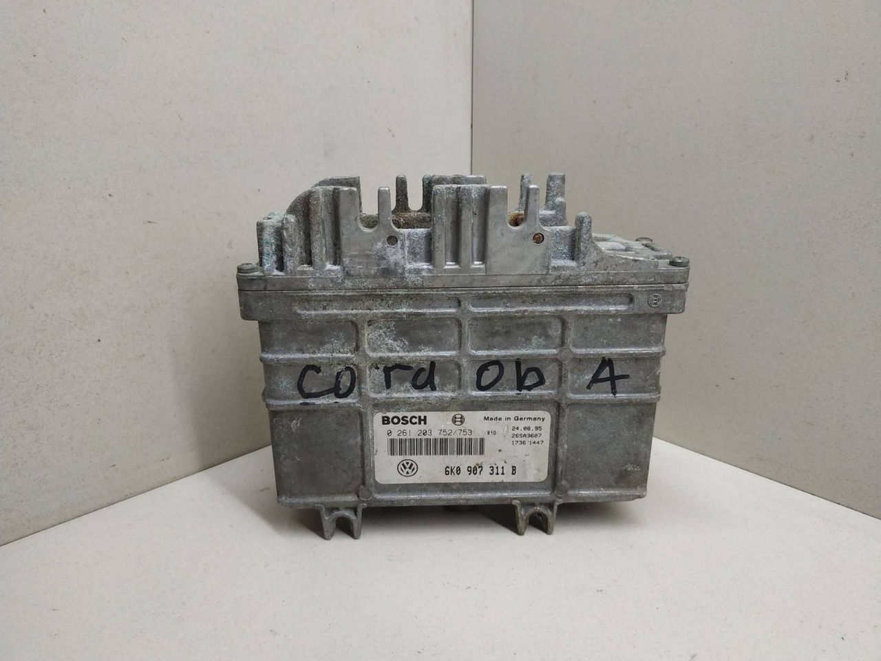 блок управления двигателем Volkswagen Golf 3 поколение 1995, 1.6 л., бензин, BOSCH, 6K0907311B, 0261203752753 - фото №1