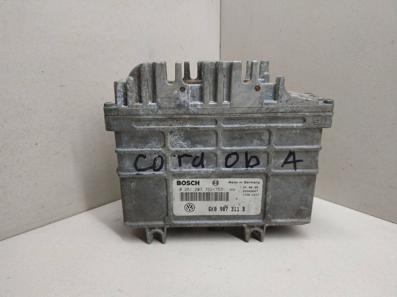 блок управления двигателем SEAT Cordoba 1 поколение 1995, 1.6 л., бензин, BOSCH, 6K0907311B, 0261203752753 - фото №1