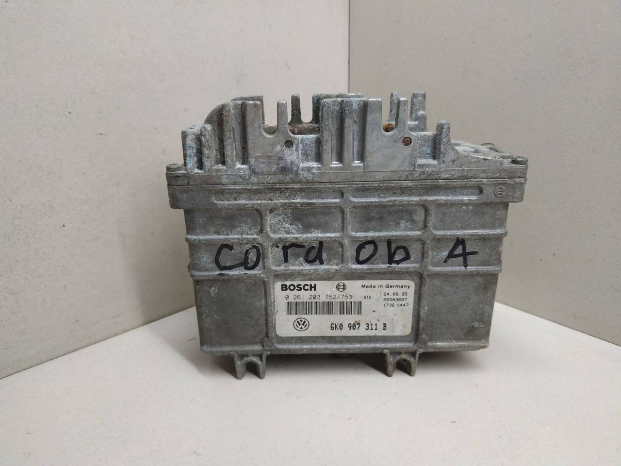 блок управления двигателем Volkswagen Polo 3 поколение 1995, 1.6 л., бензин, BOSCH, 6K0907311B, 0261203752753 - фото №1