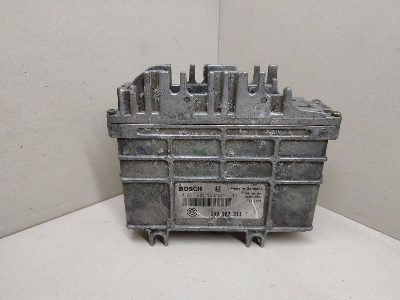 блок управления двигателем Volkswagen Passat B4 1995, 1.8 л., бензин, BOSCH, 3A0907311, 0261203593594 - фото №1