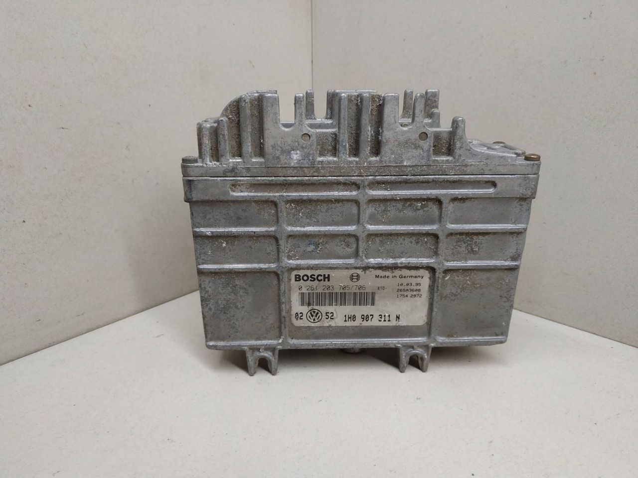 блок управления двигателем Volkswagen Golf 3 поколение 1995, 1.8 л., бензин, BOSCH, 1H0907311N, 0261203705706 - фото №1
