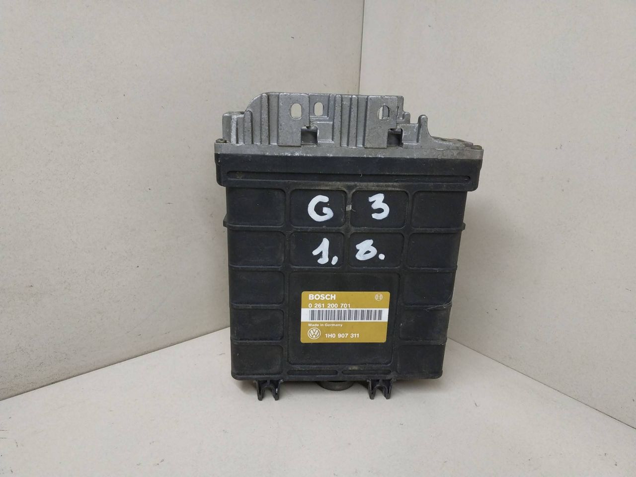 блок управления двигателем Volkswagen Golf 3 поколение 1995, 1.8 л., бензин, BOSCH, 1H0907311, 0261200701 - фото №1