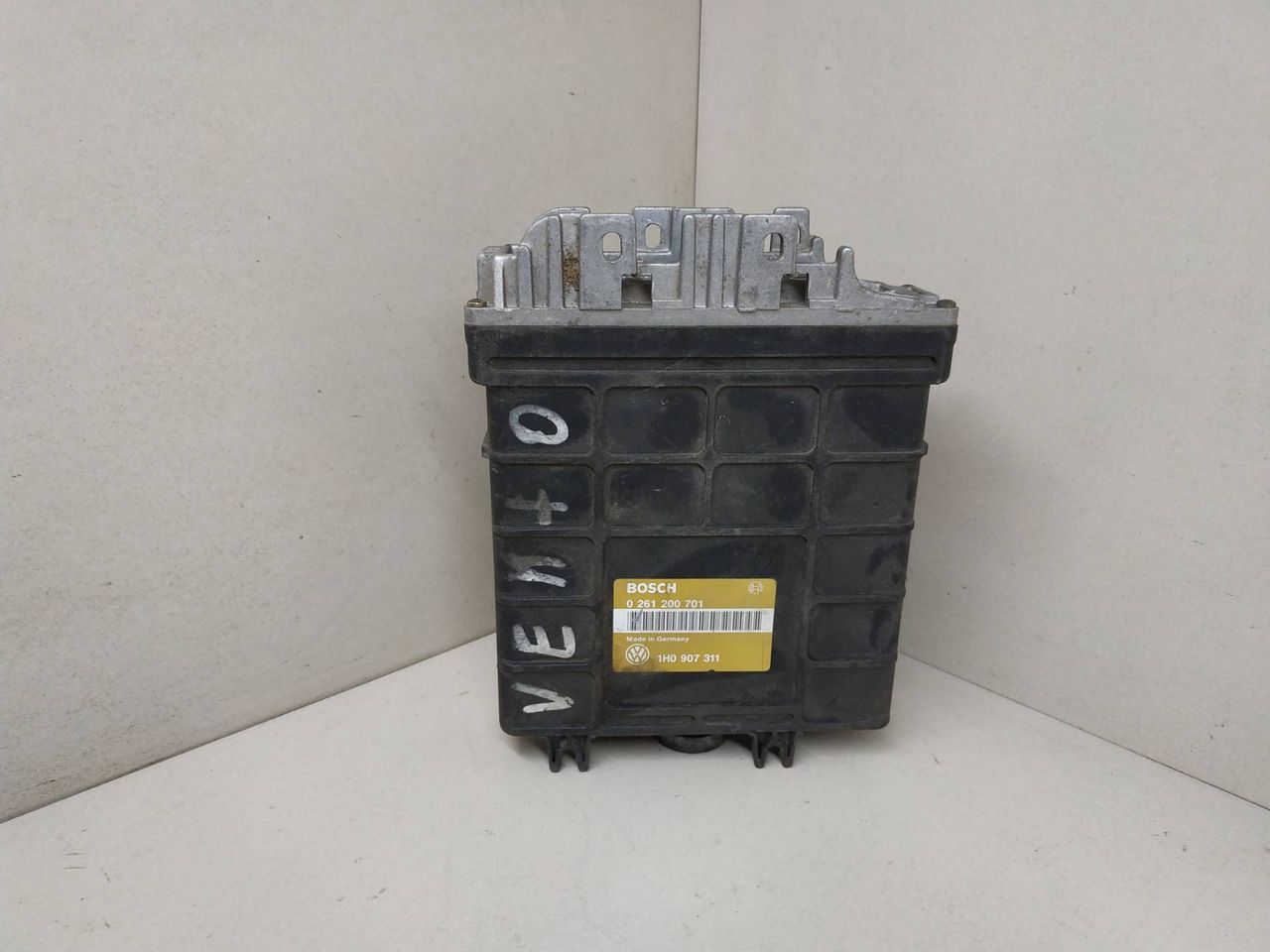блок управления двигателем Volkswagen Golf 3 поколение 1995, 1.8 л., бензин, BOSCH, 1H0907311, 0261200701 - фото №1