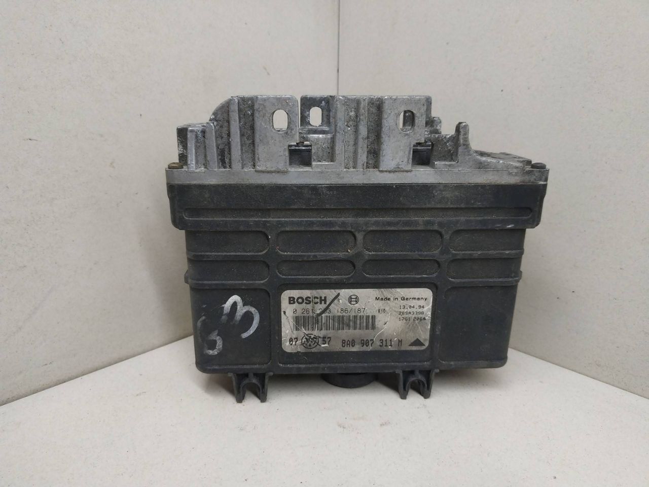 блок управления двигателем Volkswagen Golf 3 поколение 1994, 1.8 л., бензин, BOSCH, 8A0907311M, 0261203186187 - фото №1