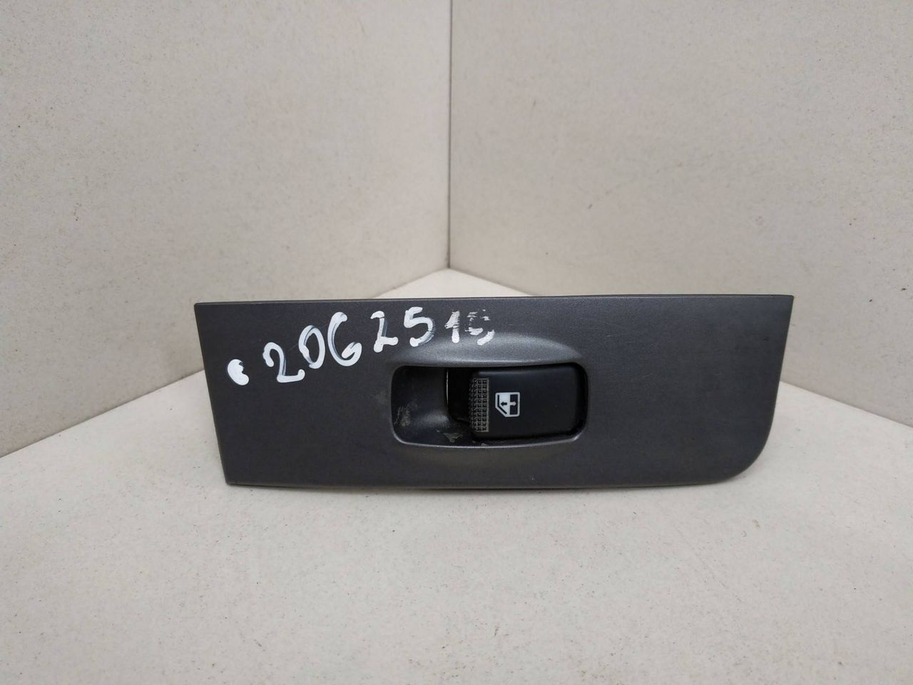кнопка стеклоподъемника двери задней Hyundai Matrix 1 поколение FC 2005, 1.5 л., CRDi, дизель, 5МКПП, серебристый, минивэн, передний привод, 93580-17510 - фото №1