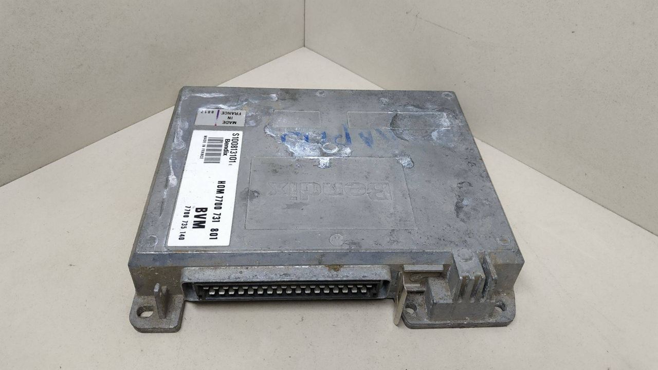 блок управления двигателем Renault 19 1 поколение 1991, 1.4 л., бензин, HOM7700731801, 7700735140, S100813101E, BENDIX - фото №1