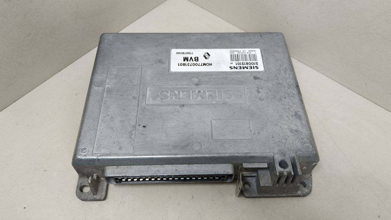 блок управления двигателем Renault Clio 1 поколение 1995, 1.4 л., SIEMENS, BVM, HOM7700731801, 7700735140, S100813101H - фото №1