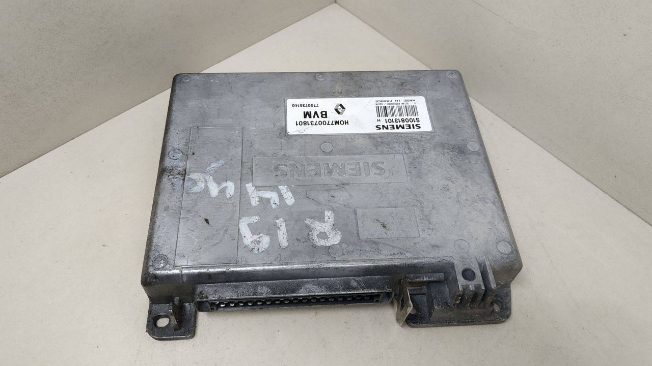 блок управления двигателем Renault 19 1, 1.4 л., SIEMENS, BVM, HOM7700731801, 7700735140, S100813101H - фото №1