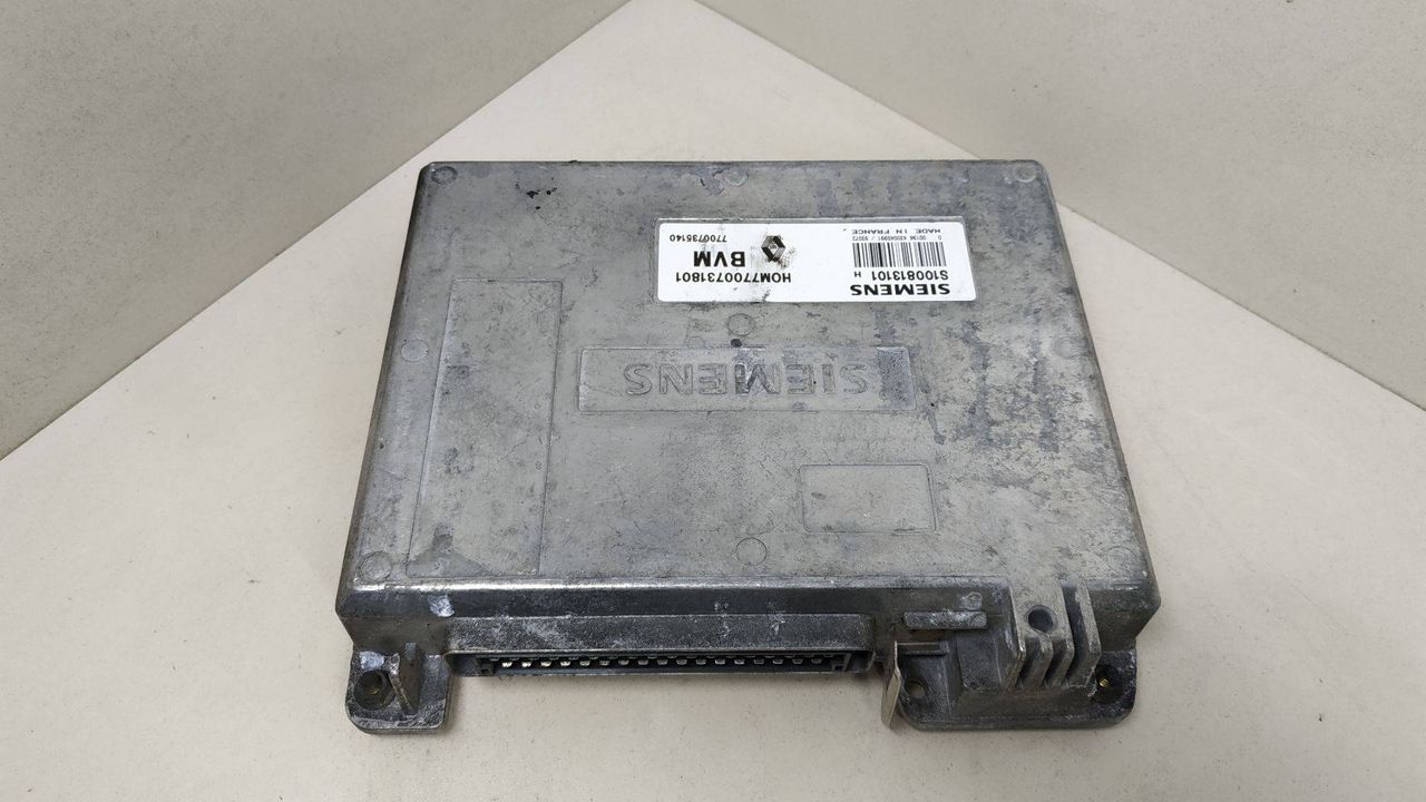 блок управления двигателем Renault 19 2 поколение 1997, 1.4 л., SIEMENS, BVM, HOM7700731801, 7700735140, S100813101H - фото №1