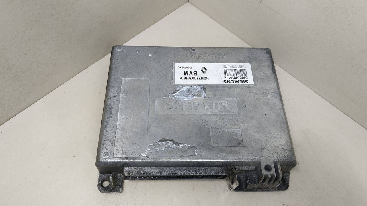 блок управления двигателем Renault 19 1, 1.4 л., SIEMENS, BVM, HOM7700731801, 7700735140, S100813101H - фото №1