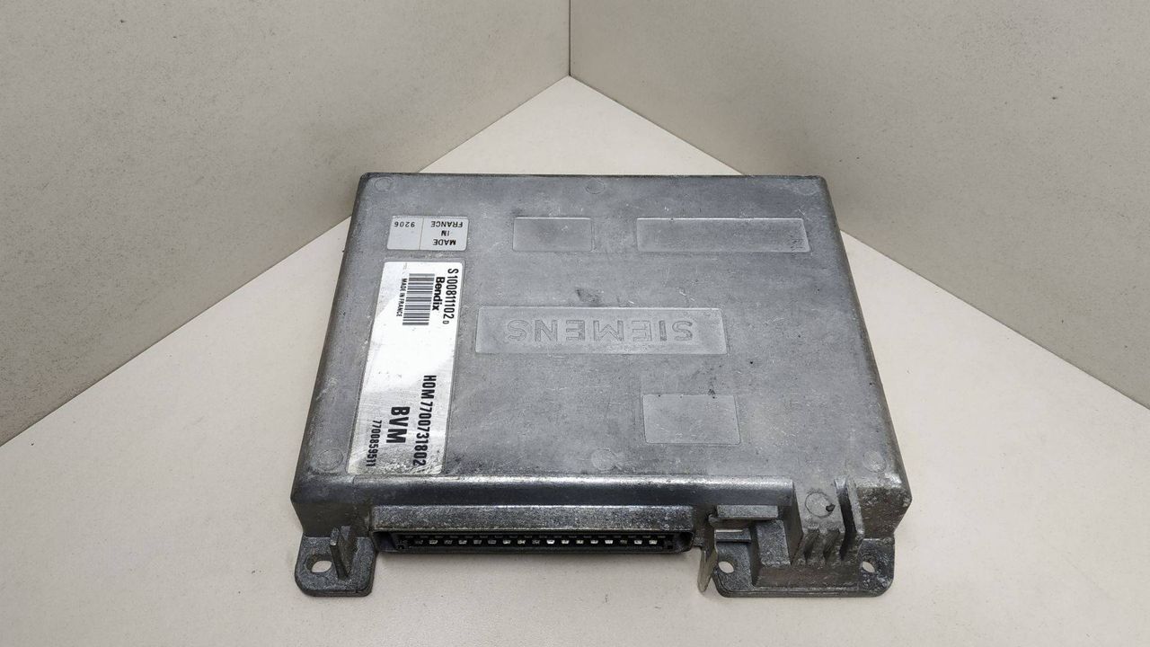 блок управления двигателем Renault 21 1 поколение 1988, 1.7 л., бензин, HOM7700731802, 7700859511, S100811102D - фото №1