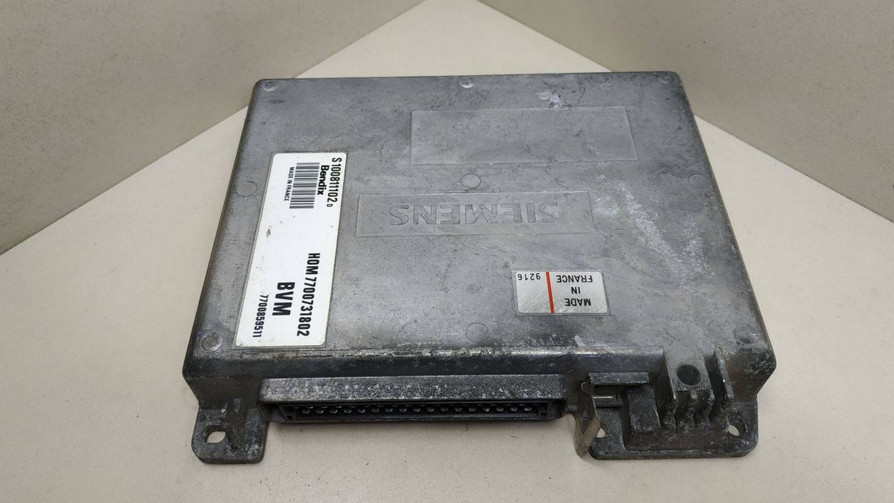 блок управления двигателем Renault 19 1 поколение 1990, 1.7 л., бензин, HOM7700731802, 7700859511, S100811102D - фото №1