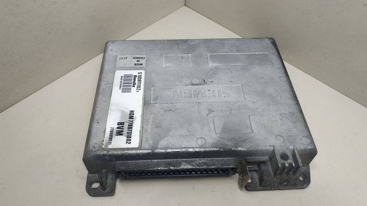 блок управления двигателем Renault 21 1 поколение 1988, 1.7 л., бензин, HOM7700731802, 7700859511, S100811102D - фото №1