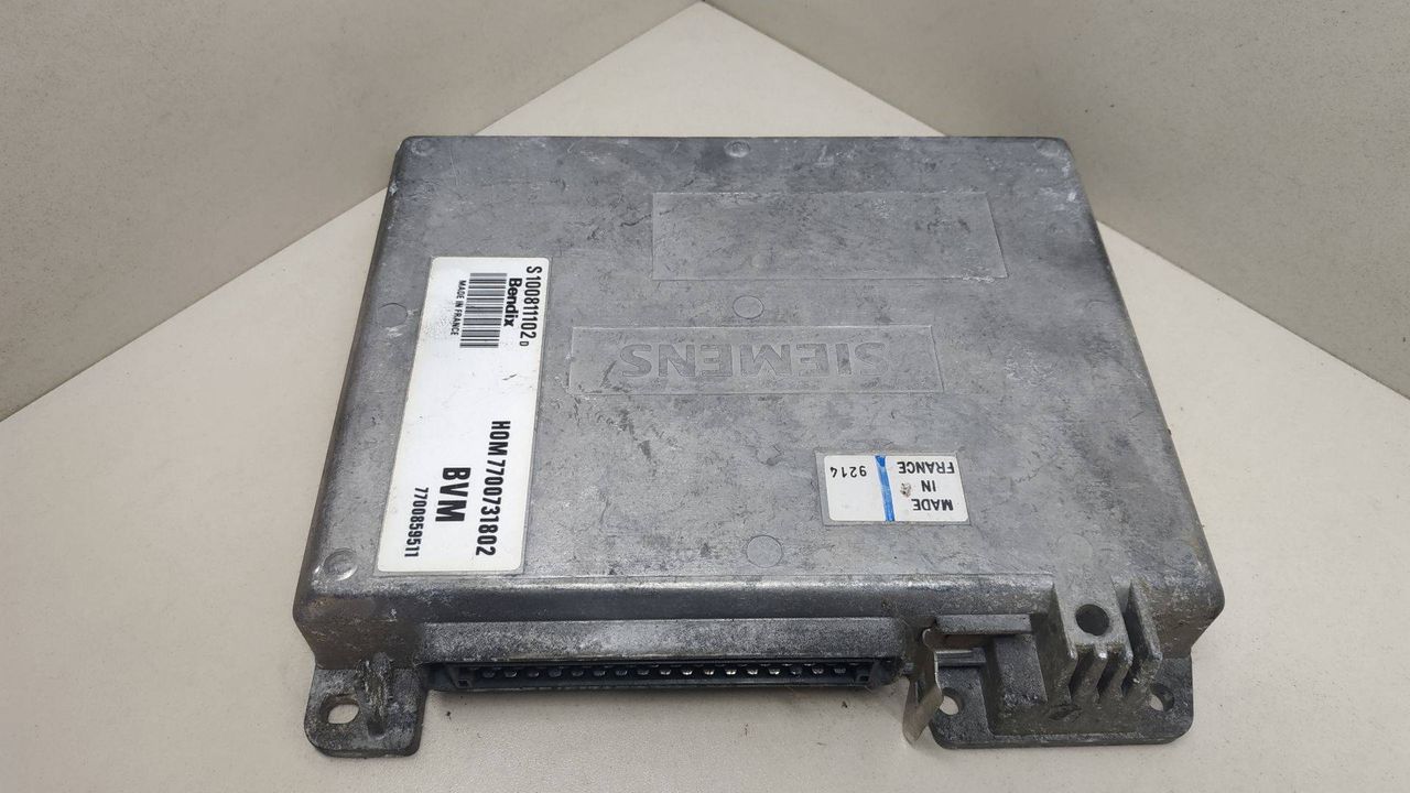 блок управления двигателем Renault 19 1 поколение 1990, 1.7 л., бензин, HOM7700731802, 7700859511, S100811102D - фото №1