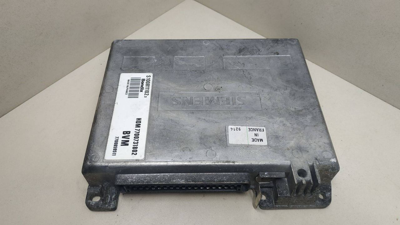 блок управления двигателем Renault 21 1 поколение 1988, 1.7 л., бензин, HOM7700731802, 7700859511, S100811102D - фото №1
