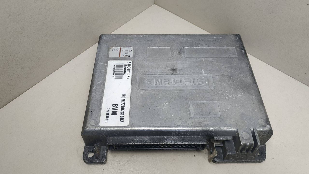 блок управления двигателем Renault 19 1 поколение 1990, 1.7 л., бензин, HOM7700731802, 7700859511, S100811102D - фото №1
