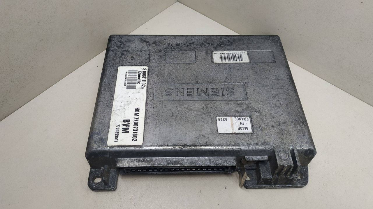 блок управления двигателем Renault 19 1 поколение 1990, 1.7 л., бензин, HOM7700731802, 7700859511, S100811102D - фото №1