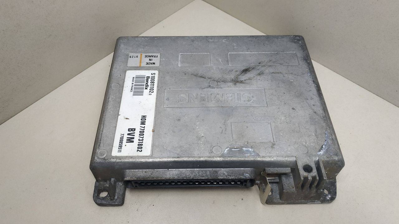 блок управления двигателем Renault 21 1 поколение 1988, 1.7 л., бензин, HOM7700731802, 7700859511, S100811102D - фото №1