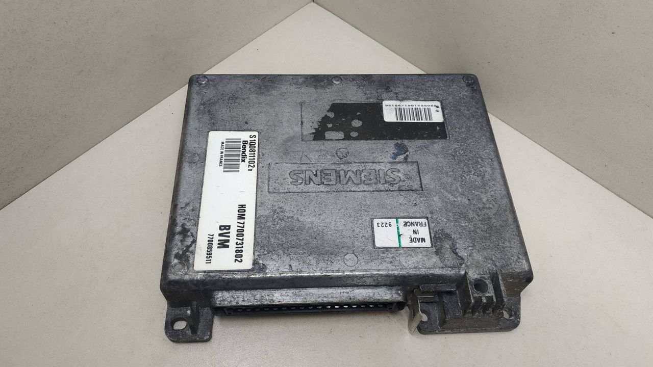 блок управления двигателем Renault 5 2 поколение 1993, 1.7 л., бензин, HOM7700731802, 7700859511, S100811102D - фото №1