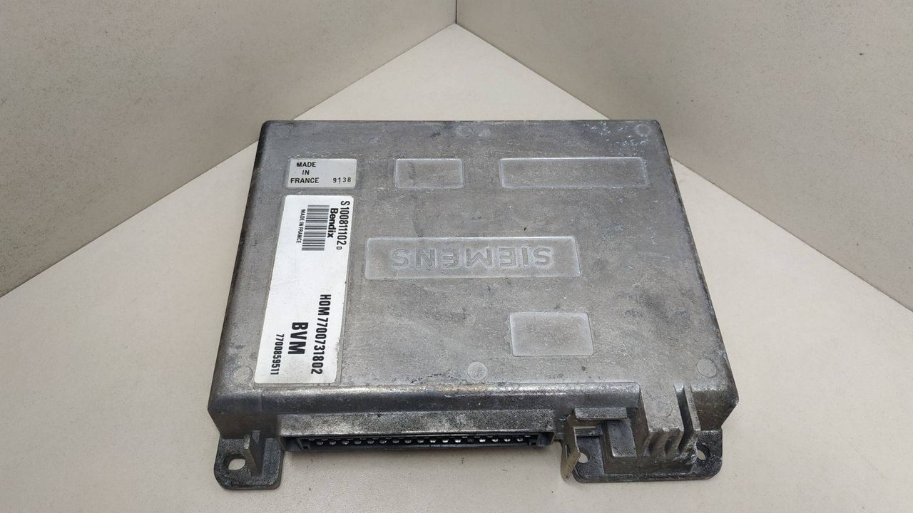 блок управления двигателем Renault 19 1 поколение 1990, 1.7 л., бензин, HOM7700731802, 7700859511, S100811102D - фото №1