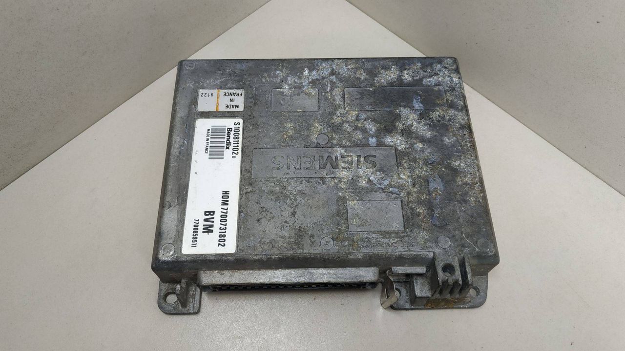 блок управления двигателем Renault 19 2 поколение 1999, 1.7 л., бензин, HOM7700731802, 7700859511, S100811102D - фото №1