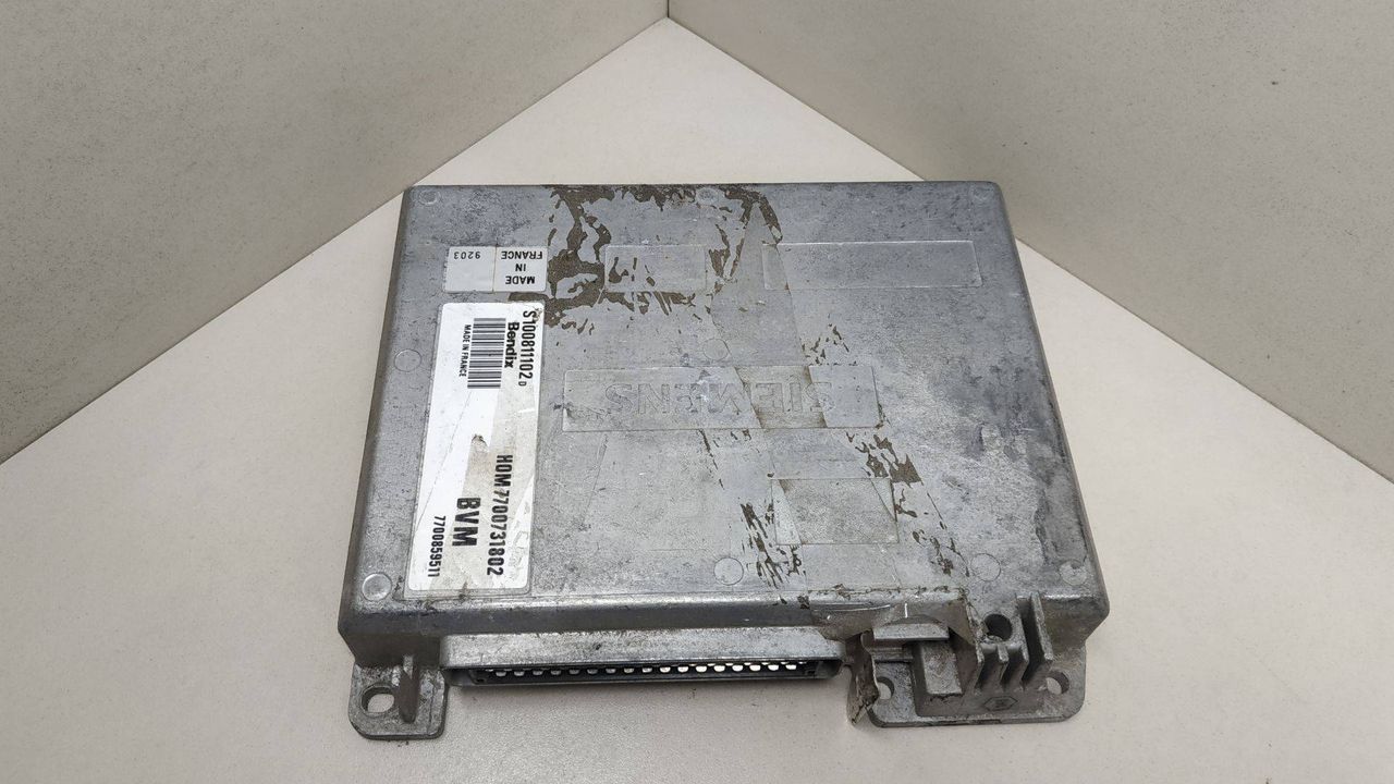 блок управления двигателем Renault 21 1 поколение 1988, 1.7 л., бензин, HOM7700731802, 7700859511, S100811102D - фото №1