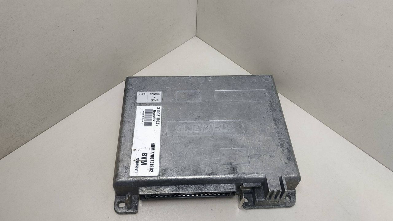 блок управления двигателем Renault 19 1 поколение 1990, 1.7 л., бензин, HOM7700731802, 7700859511, S100811102D - фото №1