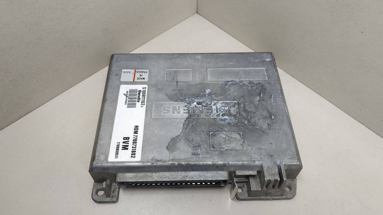 блок управления двигателем Renault 19 1 поколение 1990, 1.7 л., бензин, HOM7700731802, 7700859511, S100811102D - фото №1