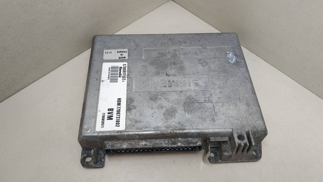 блок управления двигателем Renault 21 1 поколение 1988, 1.7 л., бензин, HOM7700731802, 7700859511, S100811102D - фото №1