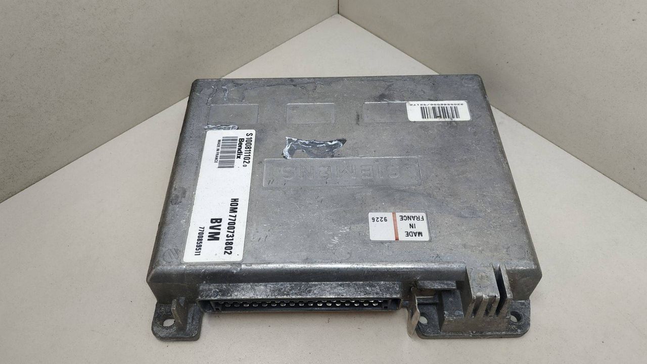 блок управления двигателем Renault 21 1 поколение 1988, 1.7 л., бензин, HOM7700731802, 7700859511, S100811102D - фото №1