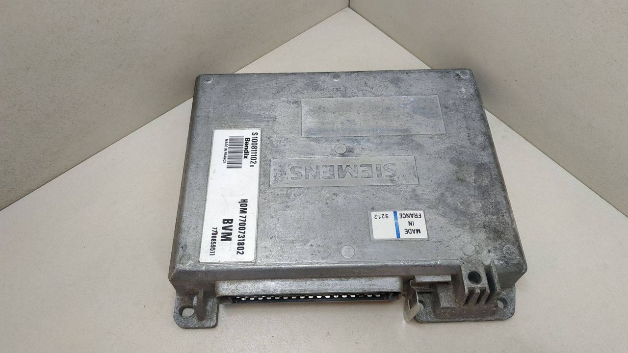 блок управления двигателем Renault 19 2 поколение 1999, 1.7 л., бензин, HOM7700731802, 7700859511, S100811102D - фото №1