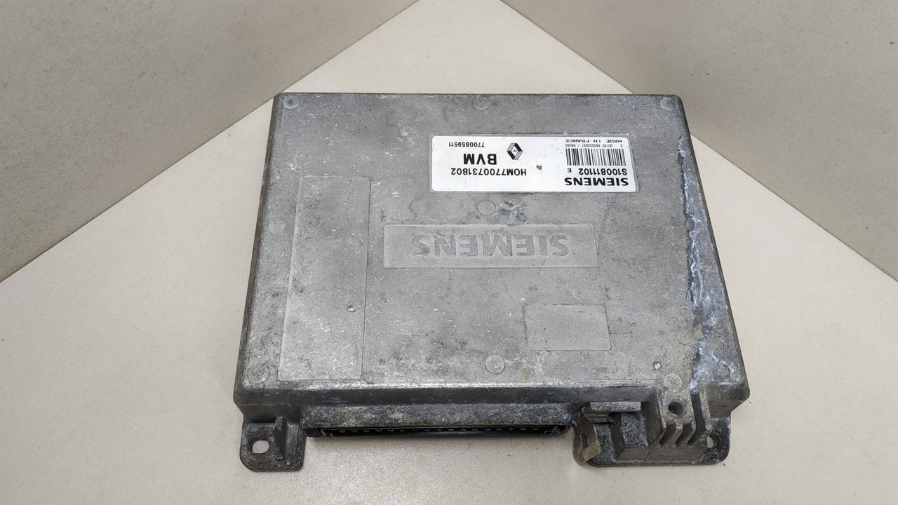 блок управления двигателем Renault 21 1 поколение 1988, 1.7 л., бензин, HOM7700731802, 7700859511, S100811102E - фото №1