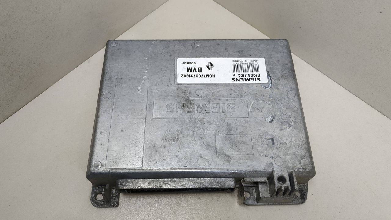 блок управления двигателем Renault 19 2 поколение 1999, 1.7 л., бензин, HOM7700731802, 7700859511, S100811102E - фото №1