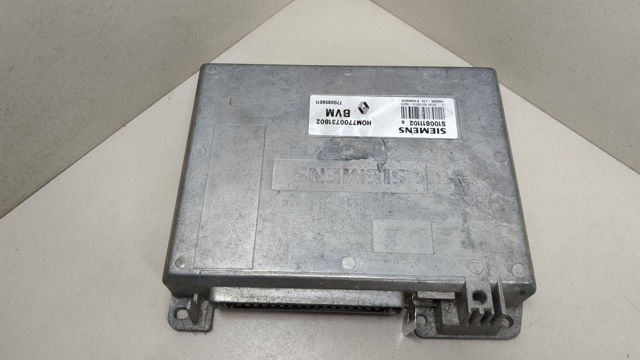 блок управления двигателем Renault 19 1 поколение 1990, 1.7 л., бензин, HOM7700731802, 7700859511, S100811102E - фото №1