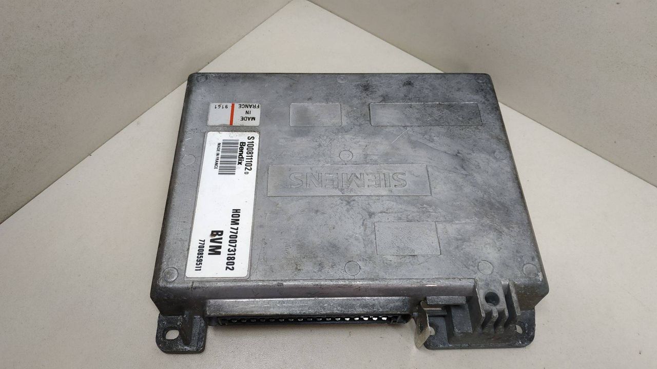 блок управления двигателем Renault 19 1 поколение 1990, 1.7 л., бензин, HOM7700731802, 7700859511, S100811102D - фото №1