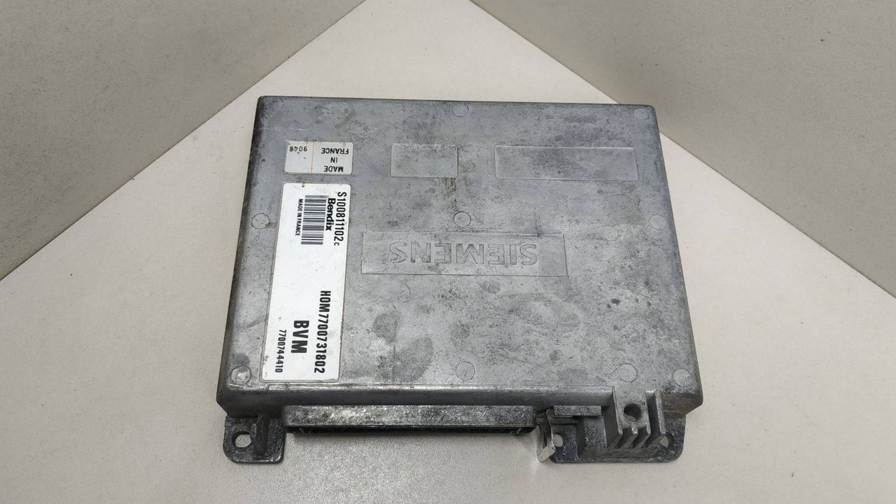 блок управления двигателем Renault 21 1 поколение 1988, 1.7 л., бензин, HOM7700731802, 7700744410, S100811102C - фото №1