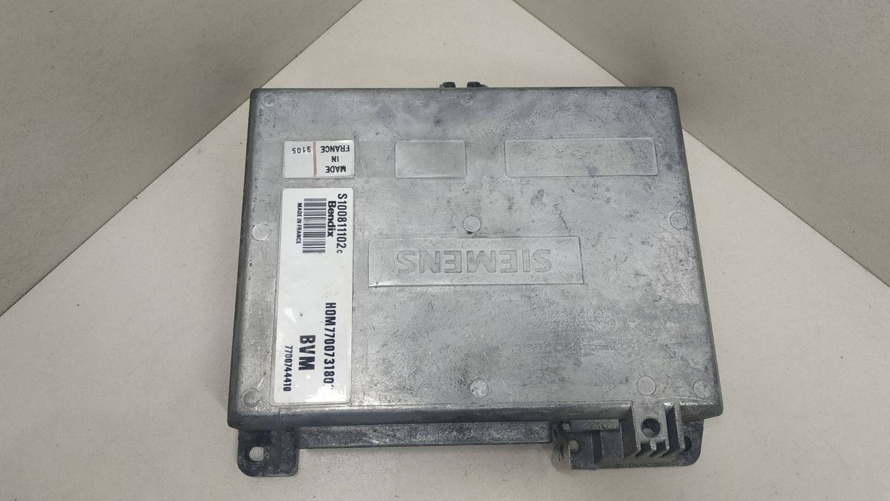 блок управления двигателем Renault 19 1 поколение 1990, 1.7 л., бензин, HOM7700731802, 7700744410, S100811102C - фото №1